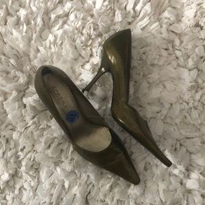 BCBG GREEN PUMPS WORN ONCE